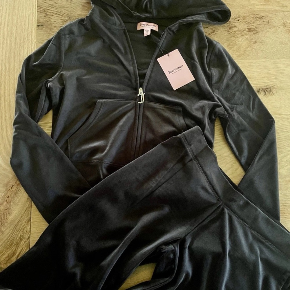 NWT Juicy Couture Velour Tracksuit Set Rhinestone Hoodies jacket Shorts Medium - Picture 2 of 3